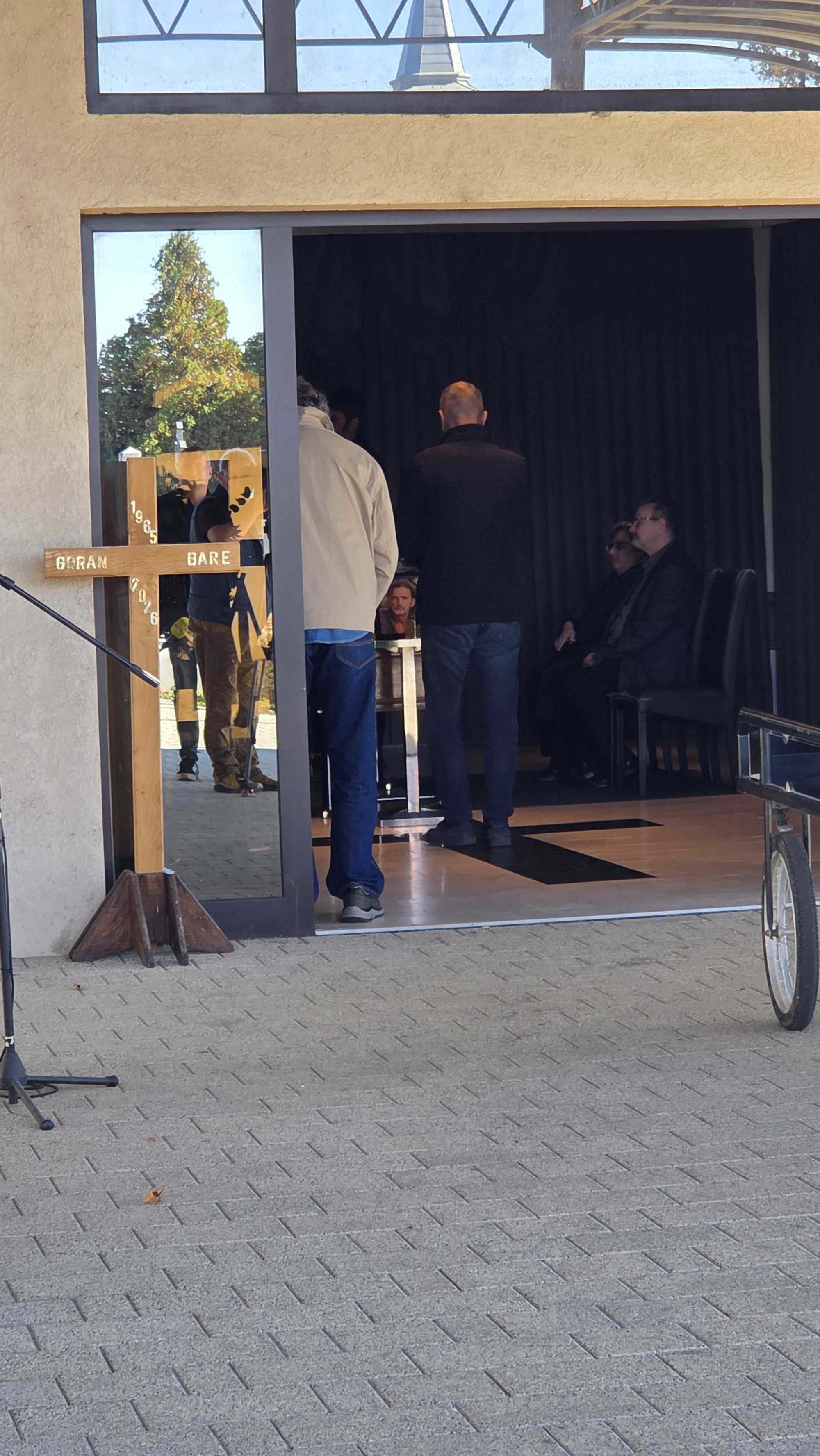 Prijatelji i kolege opraštaju se od Gorana Bareta u Vinkovcima