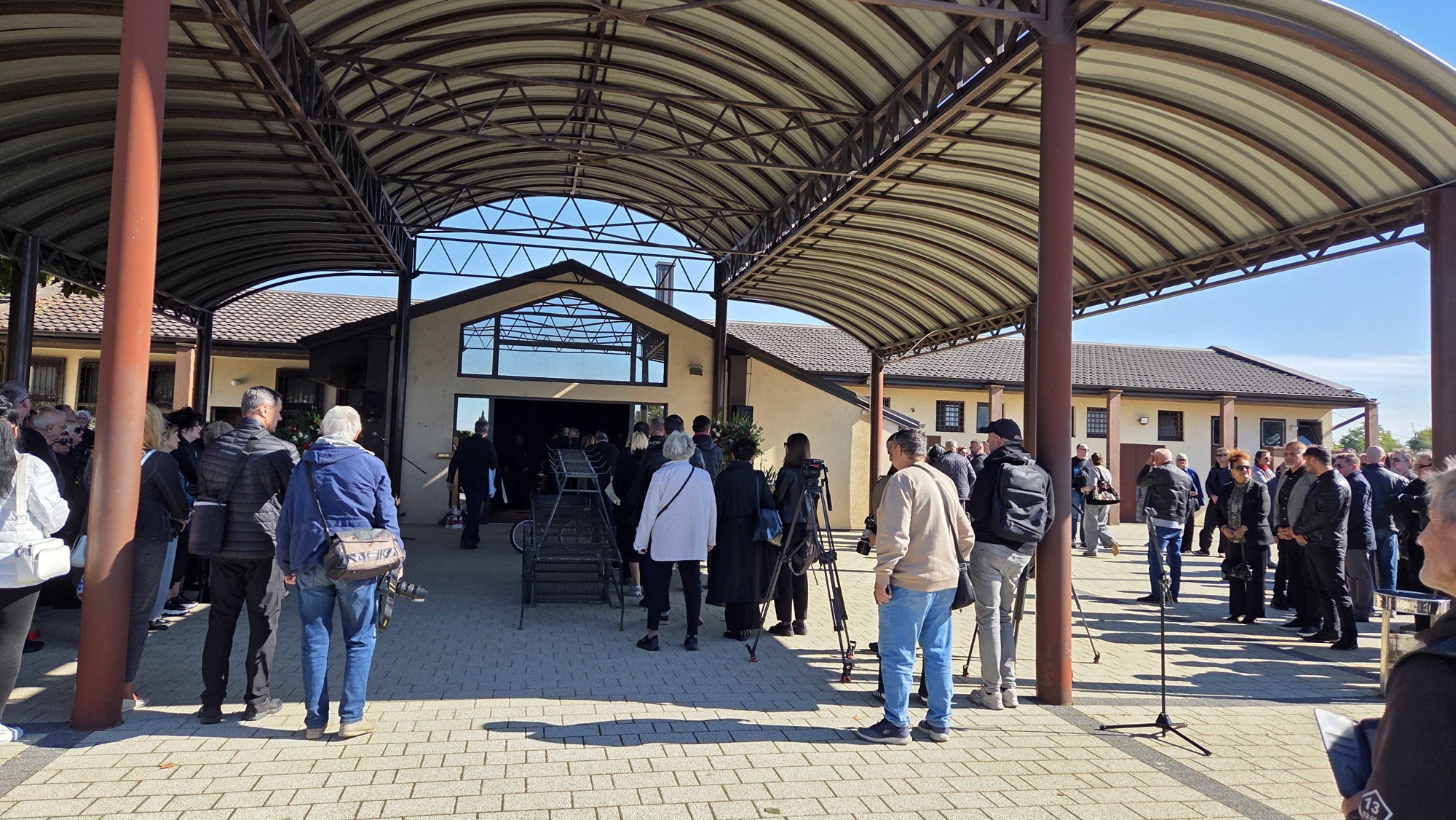 Prijatelji i kolege opraštaju se od Gorana Bareta u Vinkovcima