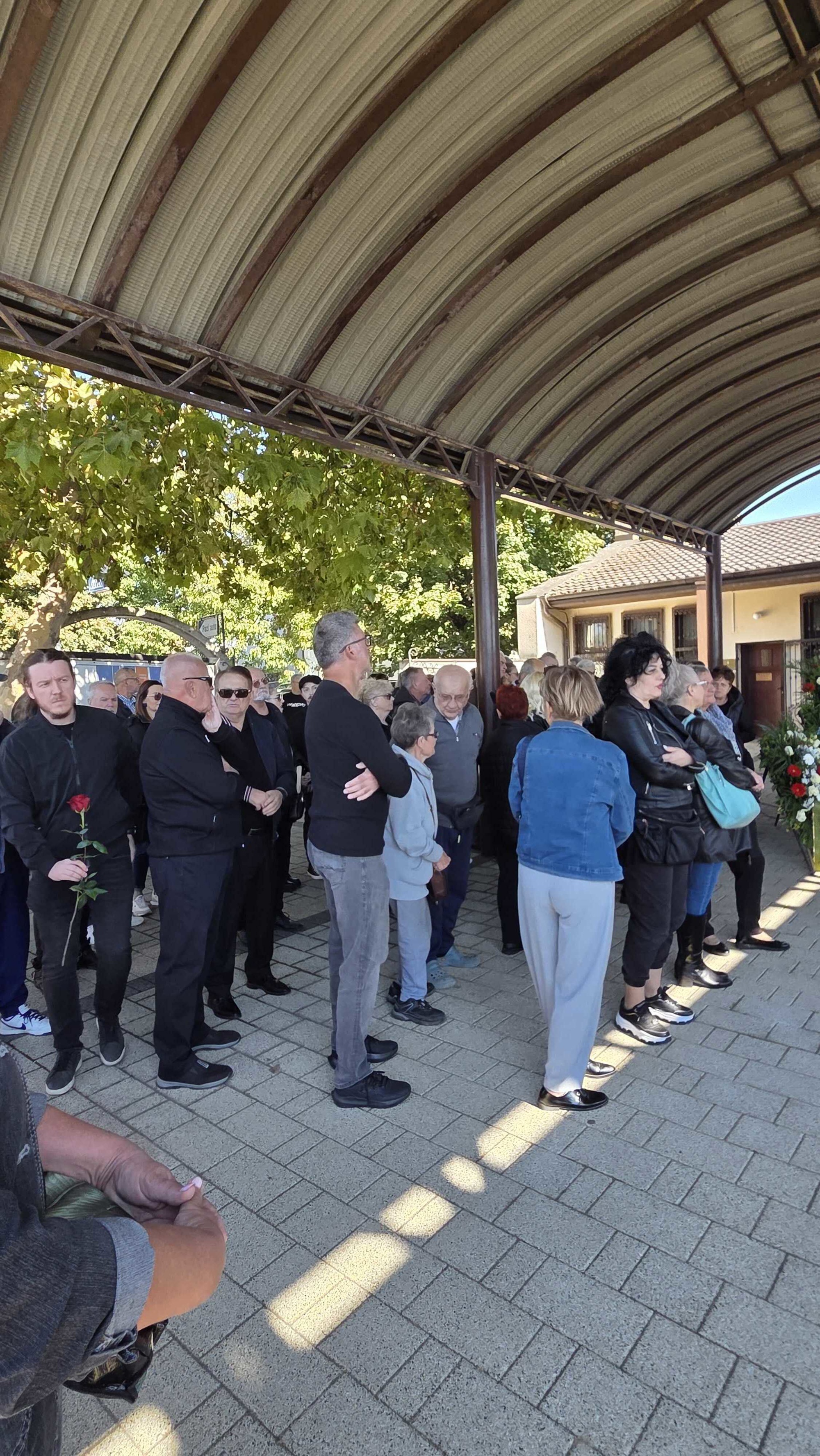 Prijatelji i kolege opraštaju se od Gorana Bareta u Vinkovcima