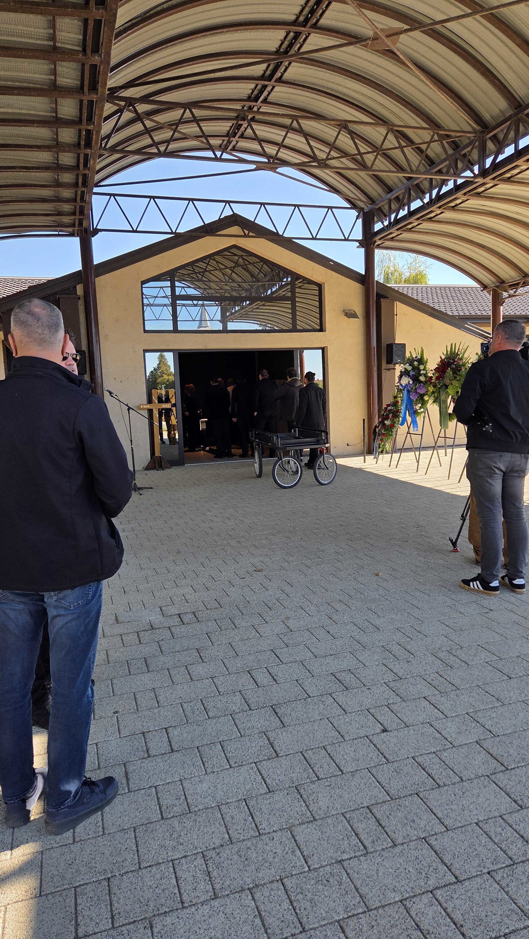 Prijatelji i kolege opraštaju se od Gorana Bareta u Vinkovcima