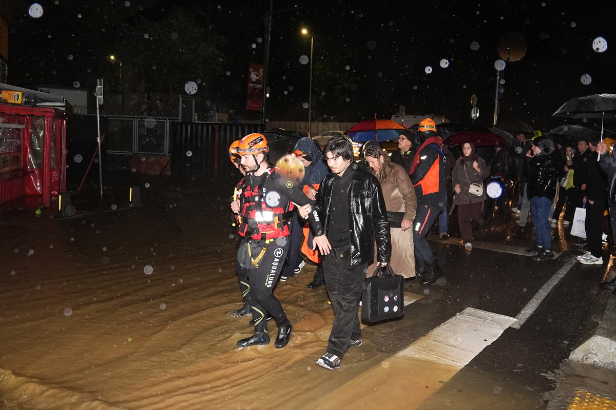 Velike poplave u Istanbulu. Troje mrtvih, četvero nestalih, stiže nova kiša