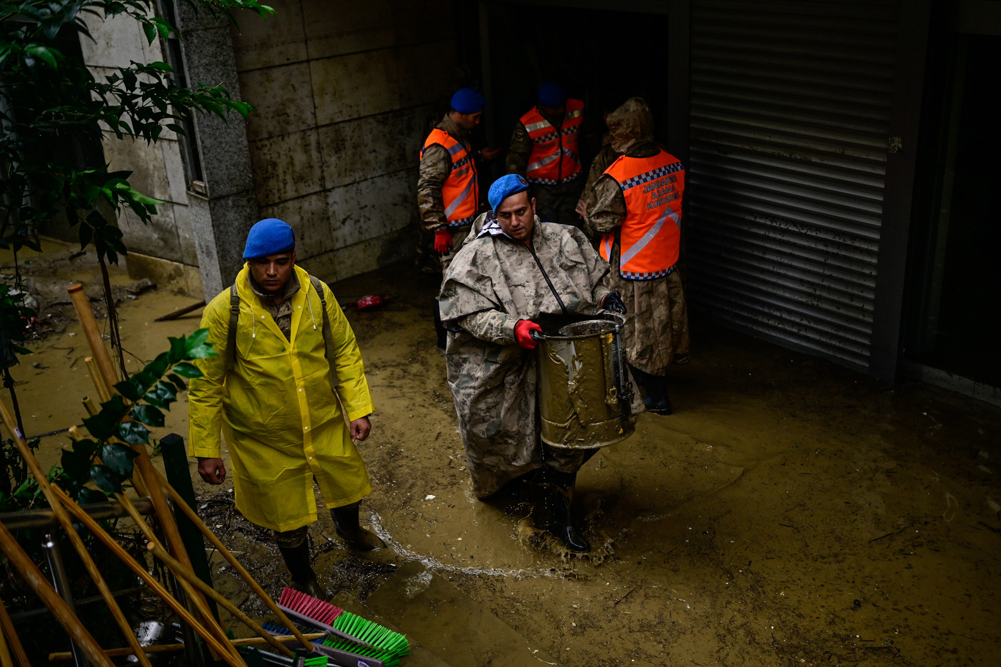 Velike poplave u Istanbulu. Troje mrtvih, četvero nestalih, stiže nova kiša