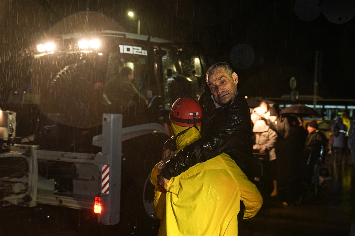 Velike poplave u Istanbulu. Troje mrtvih, četvero nestalih, stiže nova kiša