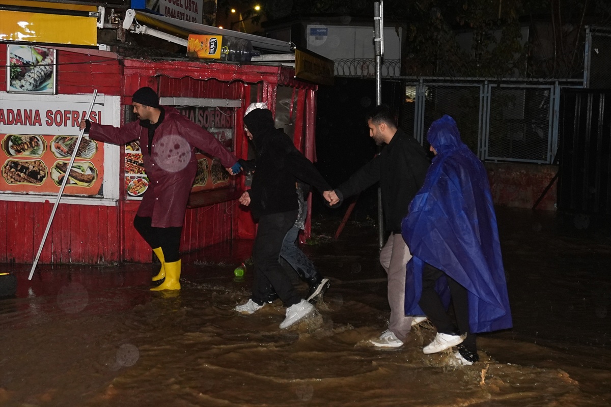 Velike poplave u Istanbulu. Troje mrtvih, četvero nestalih, stiže nova kiša