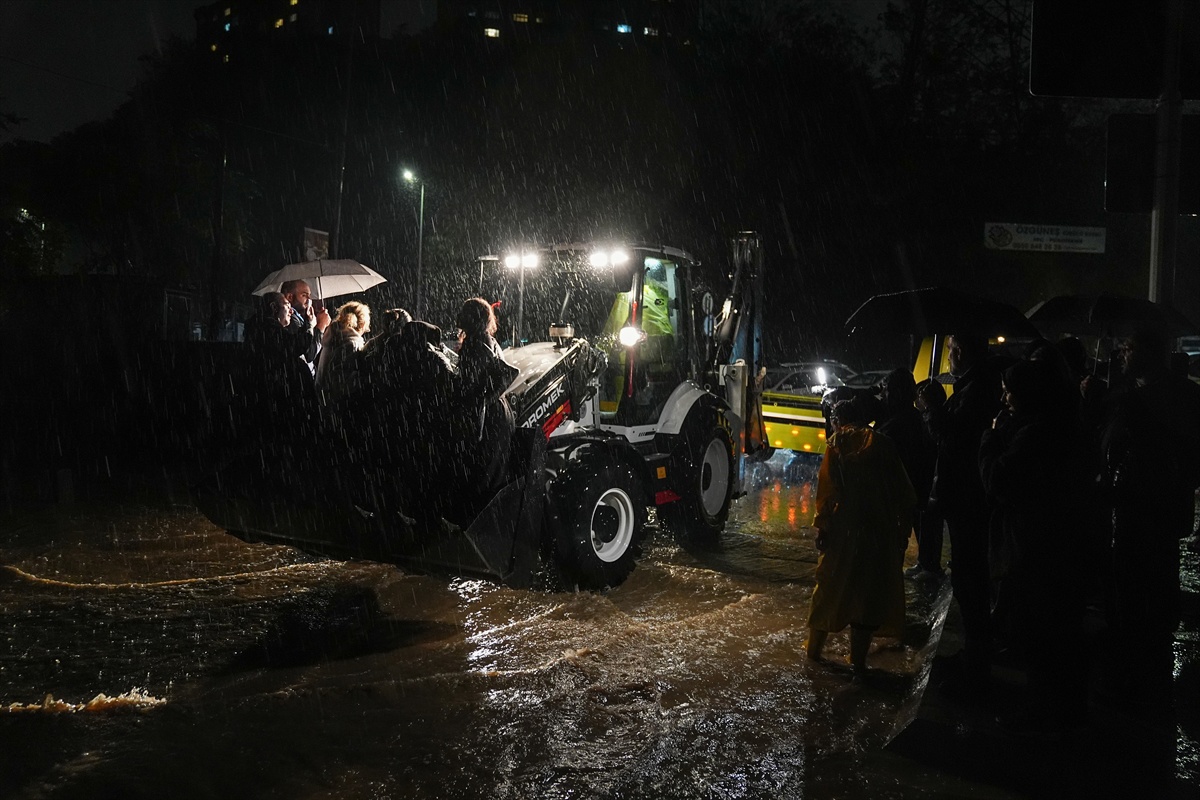 Velike poplave u Istanbulu. Troje mrtvih, četvero nestalih, stiže nova kiša