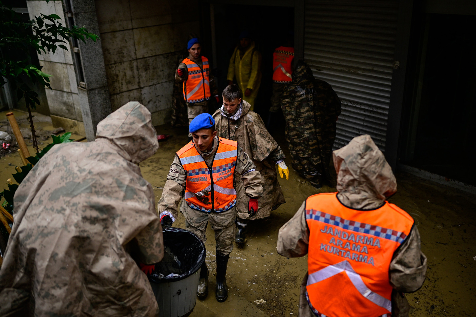 Velike poplave u Istanbulu. Troje mrtvih, četvero nestalih, stiže nova kiša