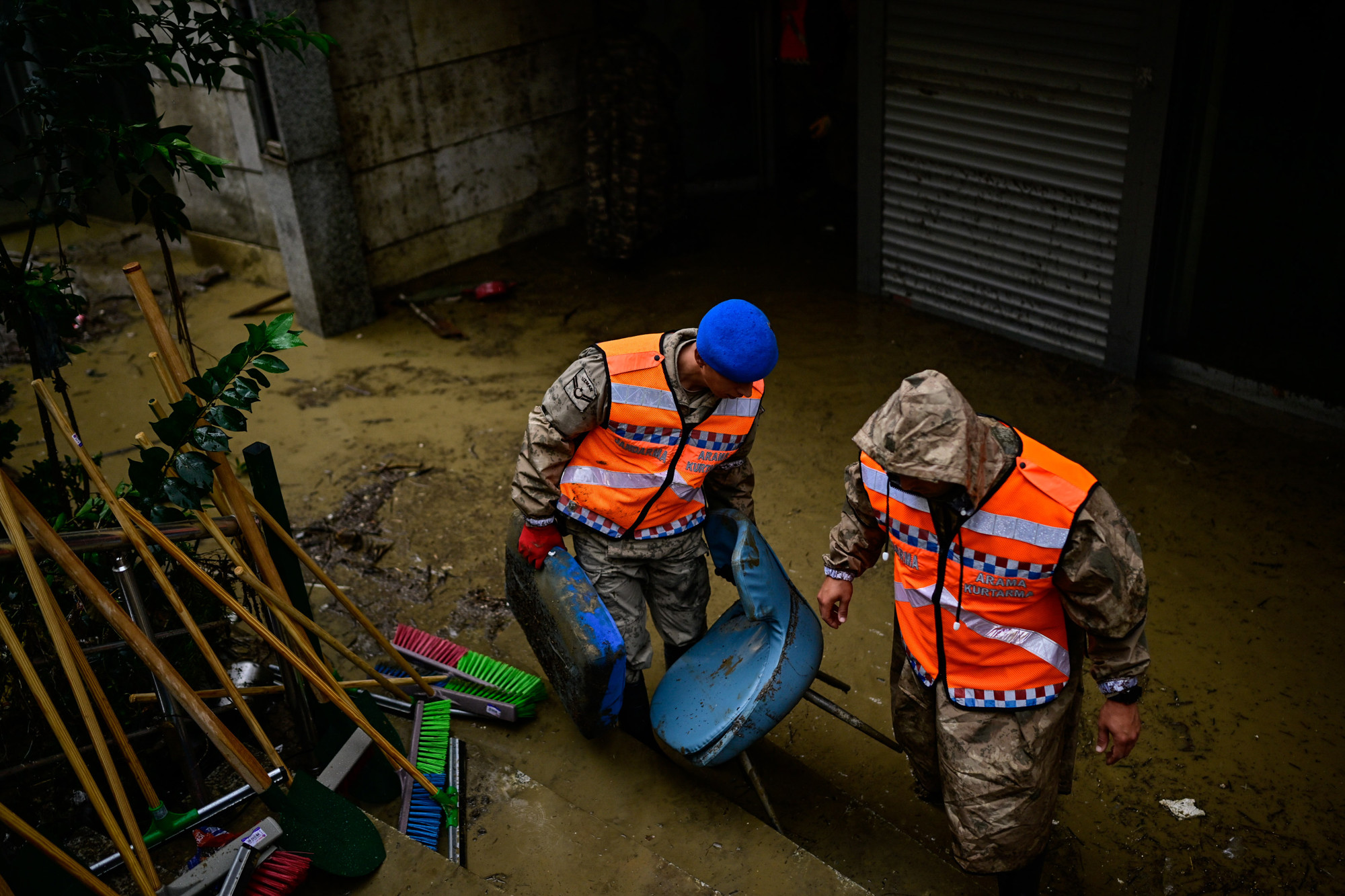 Velike poplave u Istanbulu. Troje mrtvih, četvero nestalih, stiže nova kiša