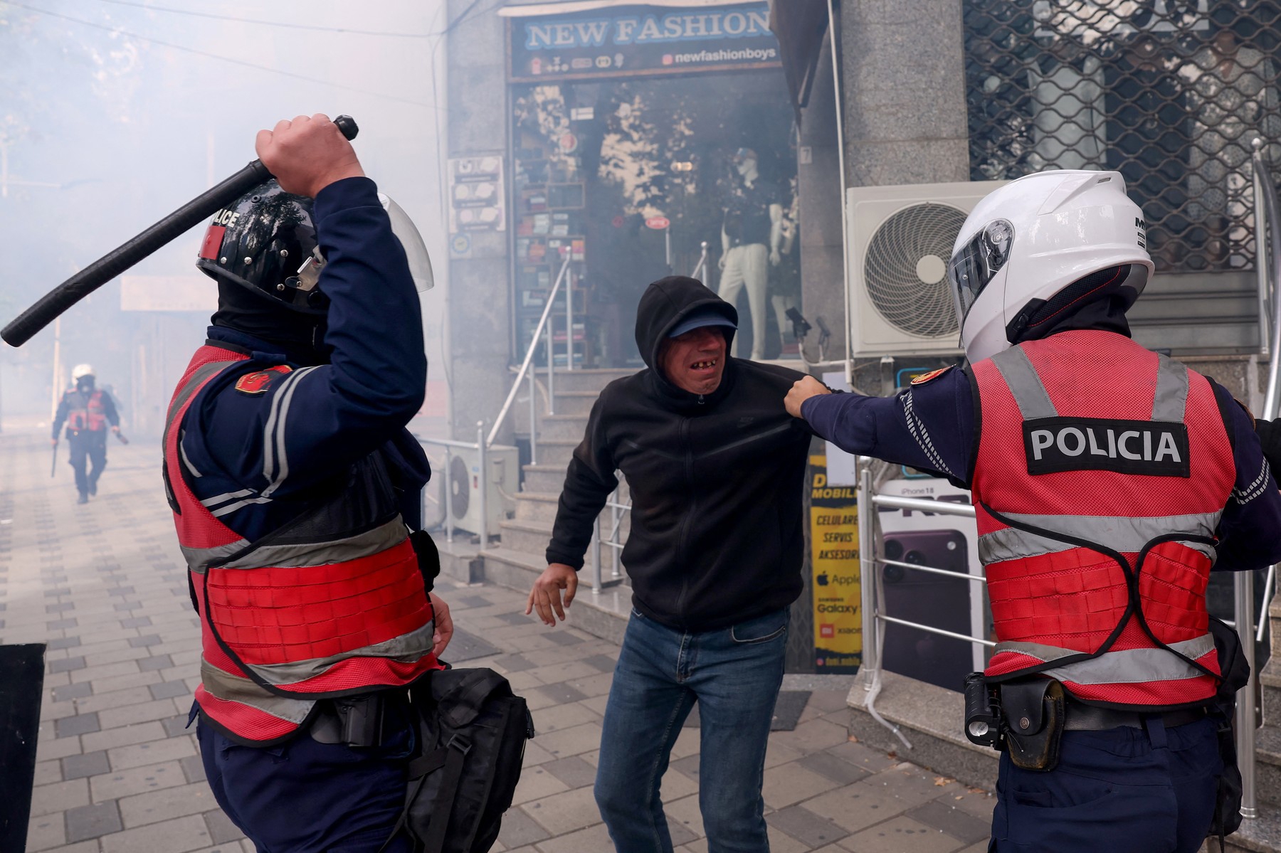 VIDEO Žestoki neredi u Tirani. Gore državne zgrade i banke, deseci uhićenih