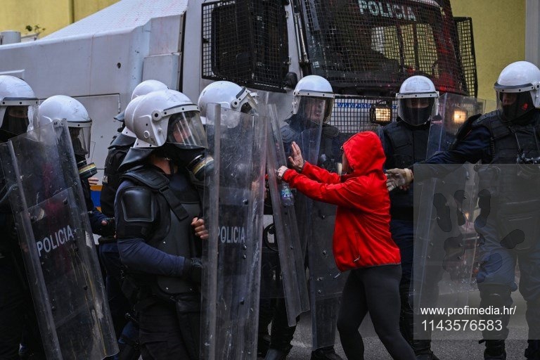 VIDEO Žestoki neredi u Tirani. Gore državne zgrade i banke, deseci uhićenih
