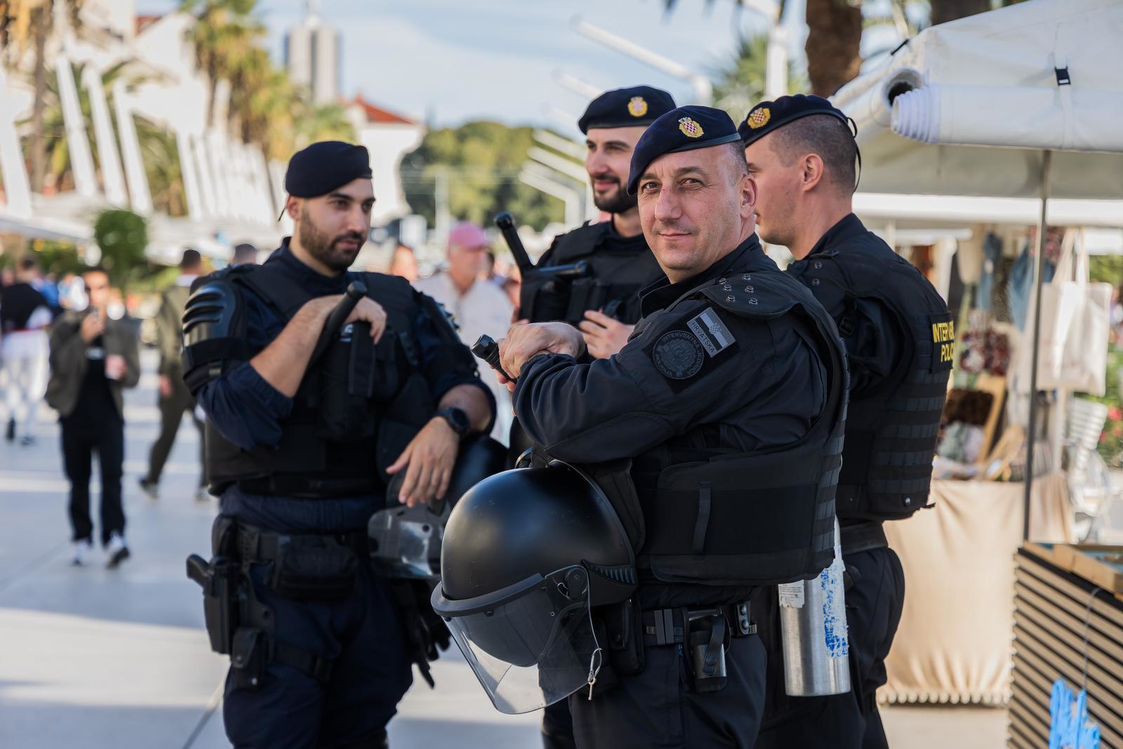 FOTO Cure, bacite oko: Splitska Riva danas je puna muškaraca u uniformama