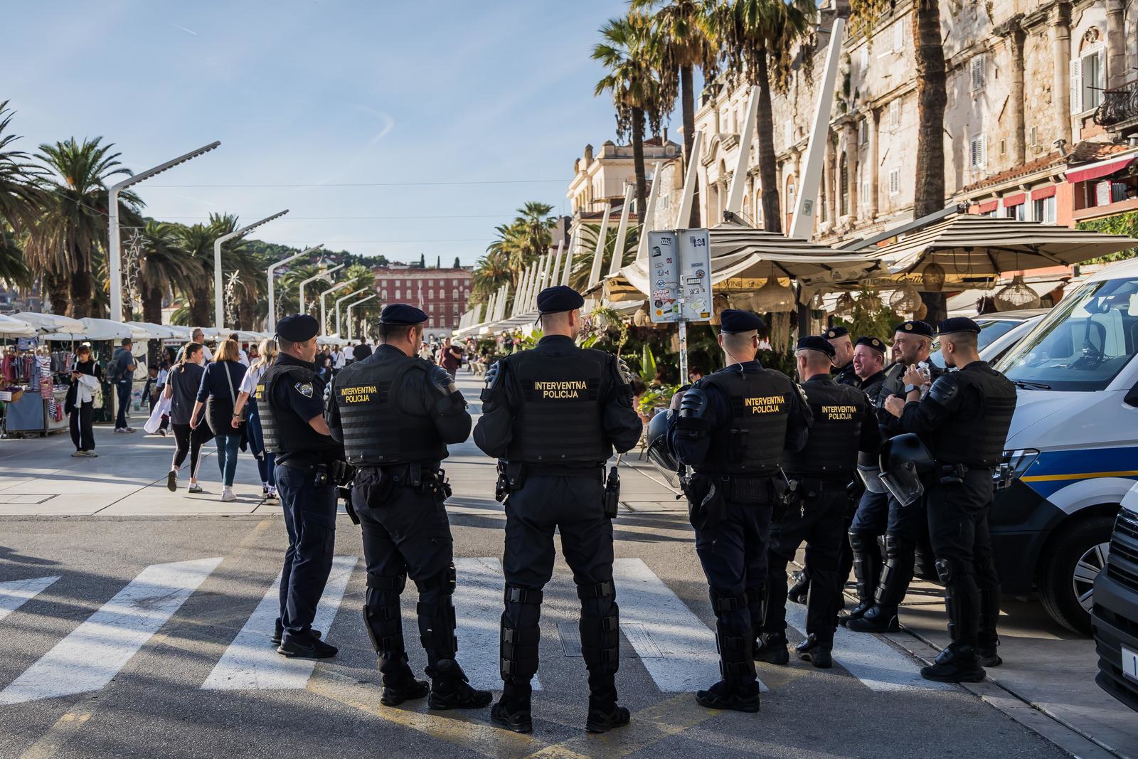 FOTO Cure, bacite oko: Splitska Riva danas je puna muškaraca u uniformama