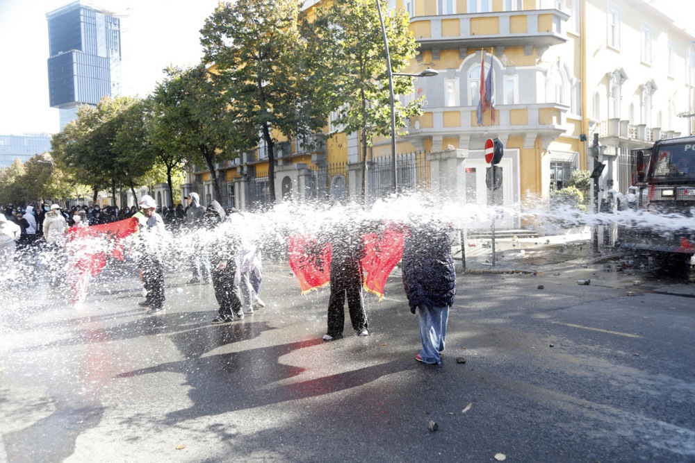 FOTO Eskaliralo u Albaniji. "Rama, podnesi ostavku prije nego što sve izgori"