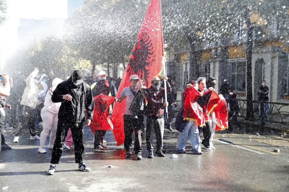FOTO Eskaliralo u Albaniji. "Rama, podnesi ostavku prije nego što sve izgori"