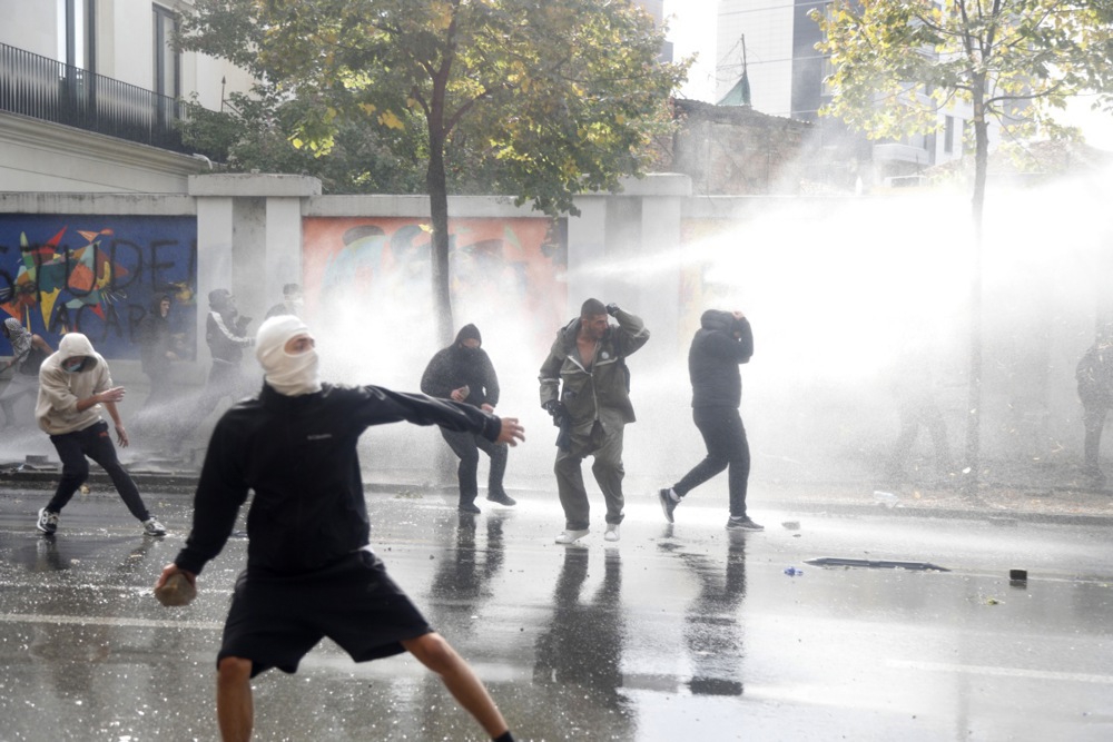 FOTO Eskaliralo u Albaniji. "Rama, podnesi ostavku prije nego što sve izgori"