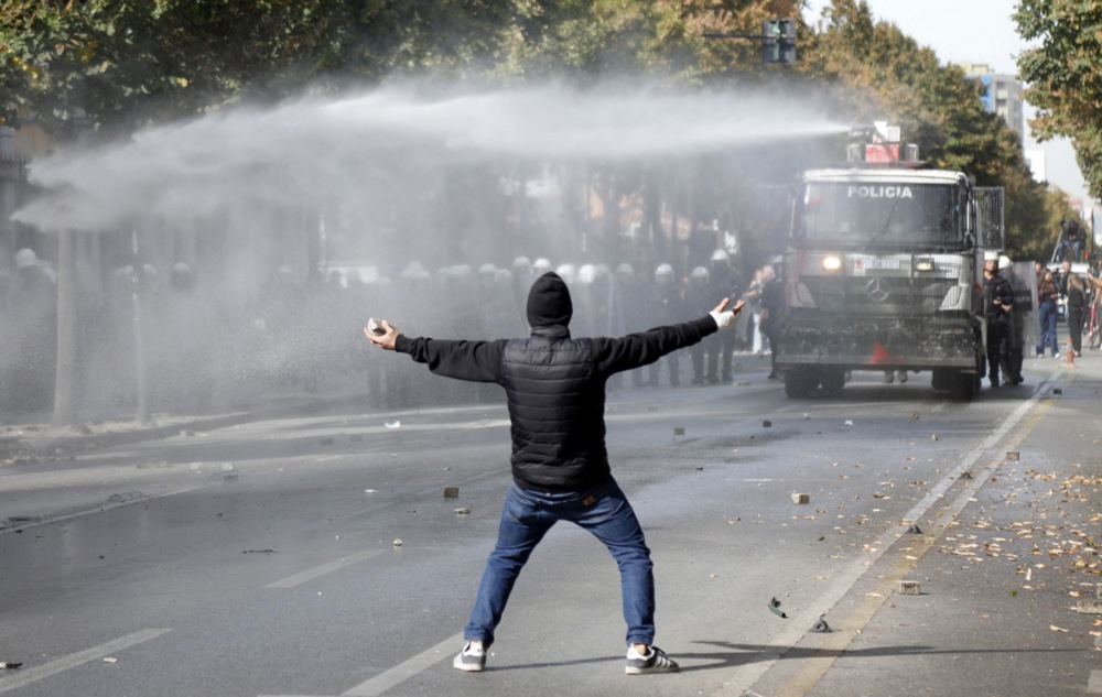 FOTO Eskaliralo u Albaniji. "Rama, podnesi ostavku prije nego što sve izgori"