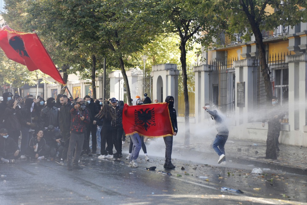 FOTO Eskaliralo u Albaniji. "Rama, podnesi ostavku prije nego što sve izgori"