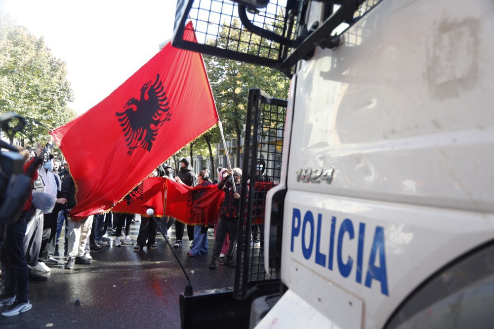 FOTO Eskaliralo u Albaniji. "Rama, podnesi ostavku prije nego što sve izgori"