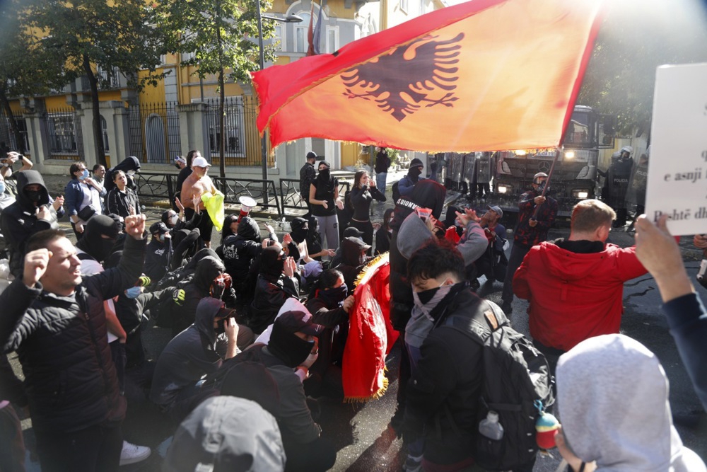 FOTO Eskaliralo u Albaniji. "Rama, podnesi ostavku prije nego što sve izgori"