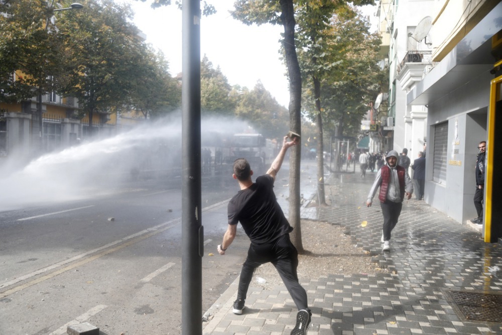 FOTO Eskaliralo u Albaniji. "Rama, podnesi ostavku prije nego što sve izgori"