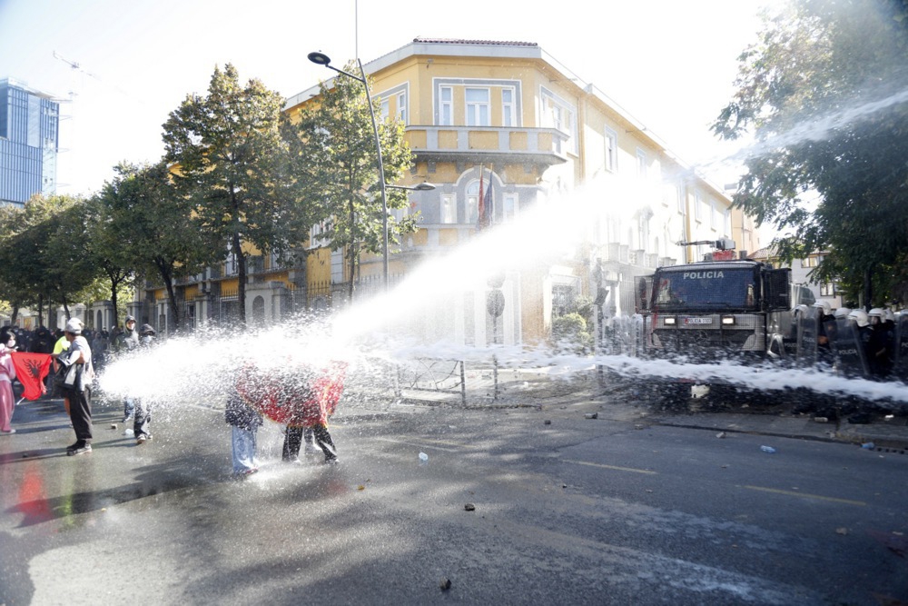 FOTO Eskaliralo u Albaniji. "Rama, podnesi ostavku prije nego što sve izgori"