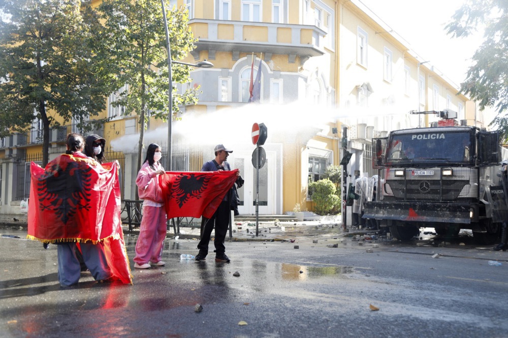 FOTO Eskaliralo u Albaniji. "Rama, podnesi ostavku prije nego što sve izgori"
