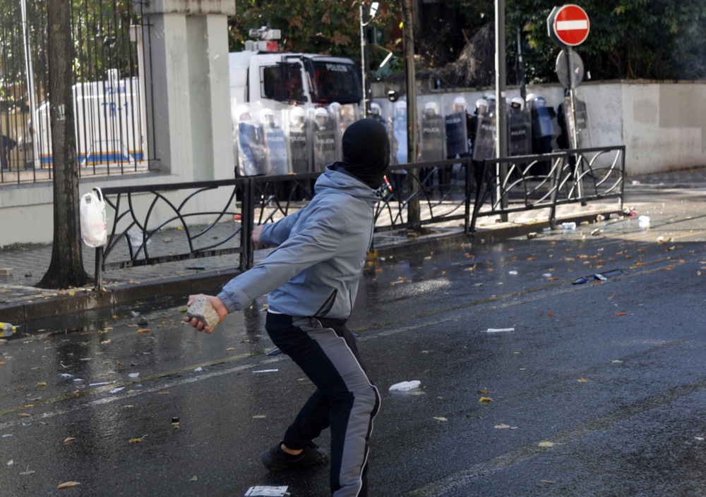 FOTO Eskaliralo u Albaniji. "Rama, podnesi ostavku prije nego što sve izgori"