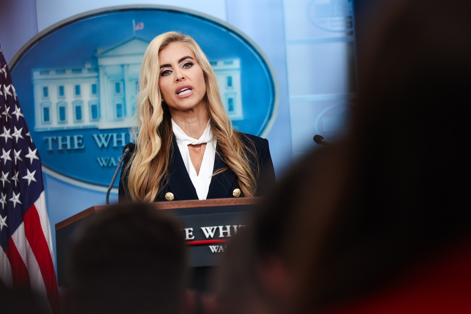 Trump ekspresno smijenio glasnogovornicu. Trajala je par dana, ali pamtit ćemo je
