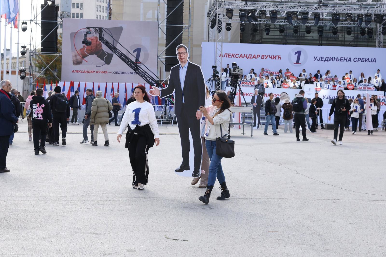 VIDEO Na Vučićevom skupu u Novom Sadu mahali zastavom Ratka Mladića
