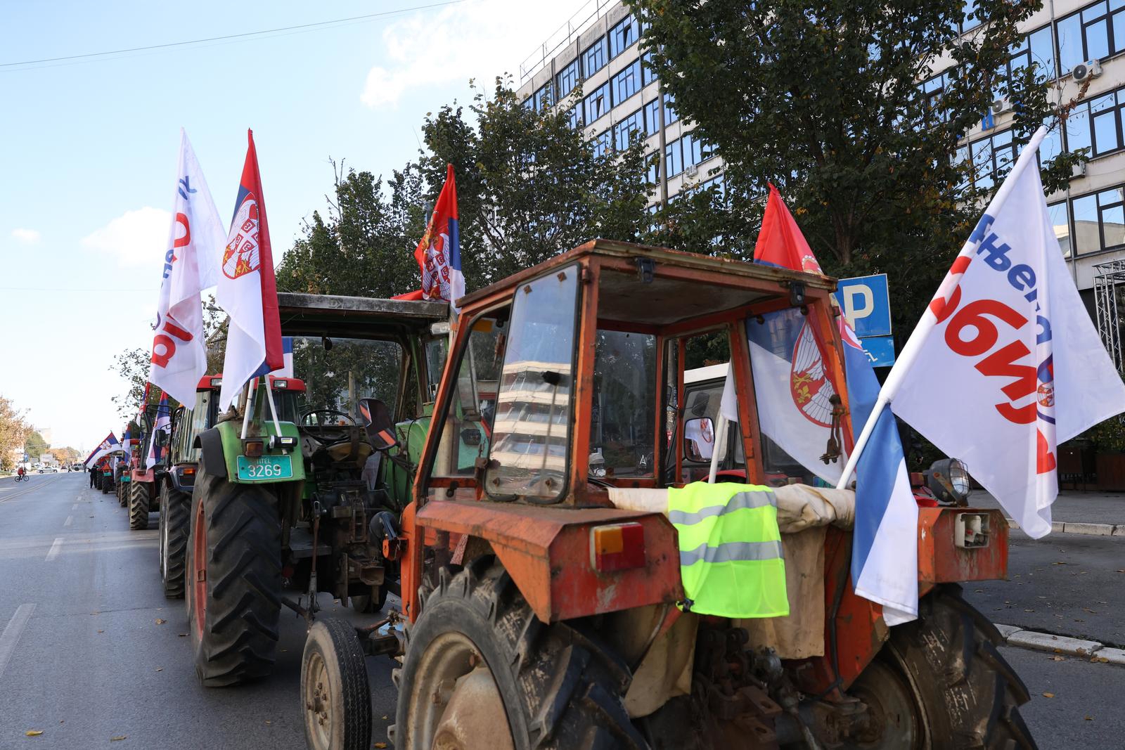 VIDEO Na Vučićevom skupu u Novom Sadu mahali zastavom Ratka Mladića