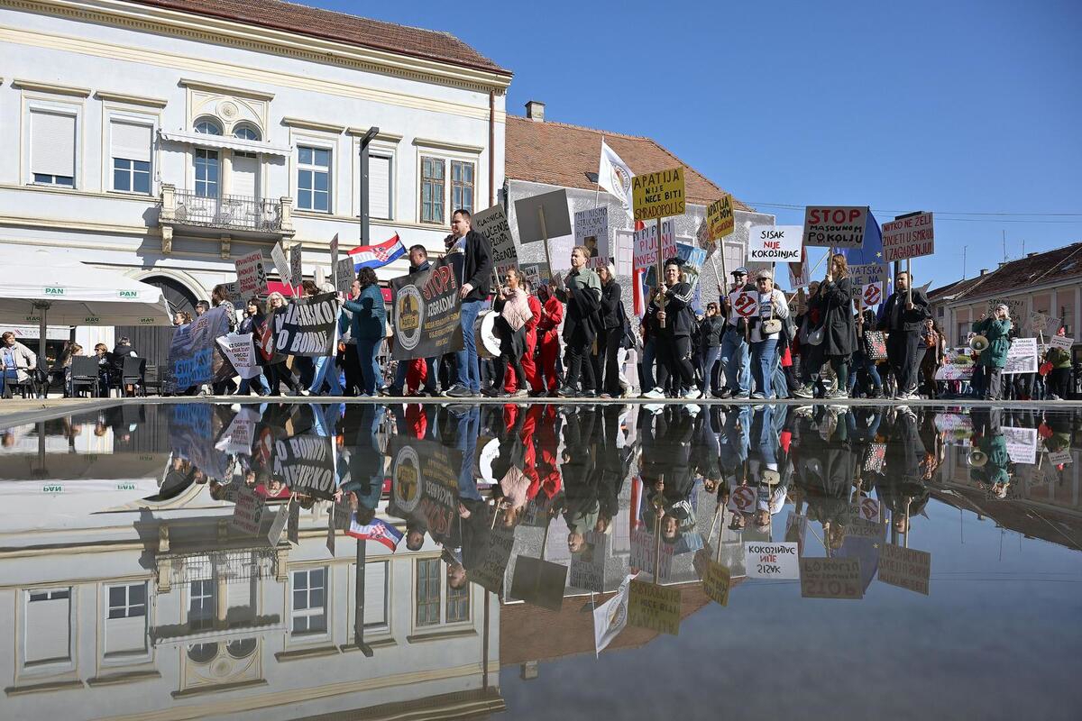 FOTO Prosvjed protiv megafarmi pilića u Koprivnici. Građani traže obustavu rada