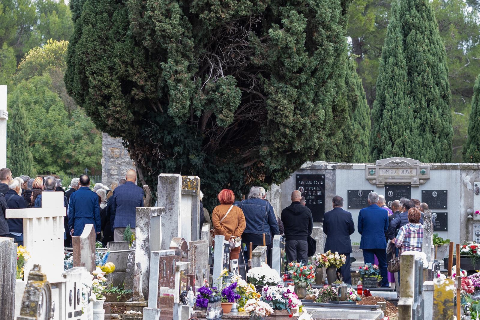 Stotine ljudi na posljednjem ispraćaju Mirka Cetinskog u Rovinju