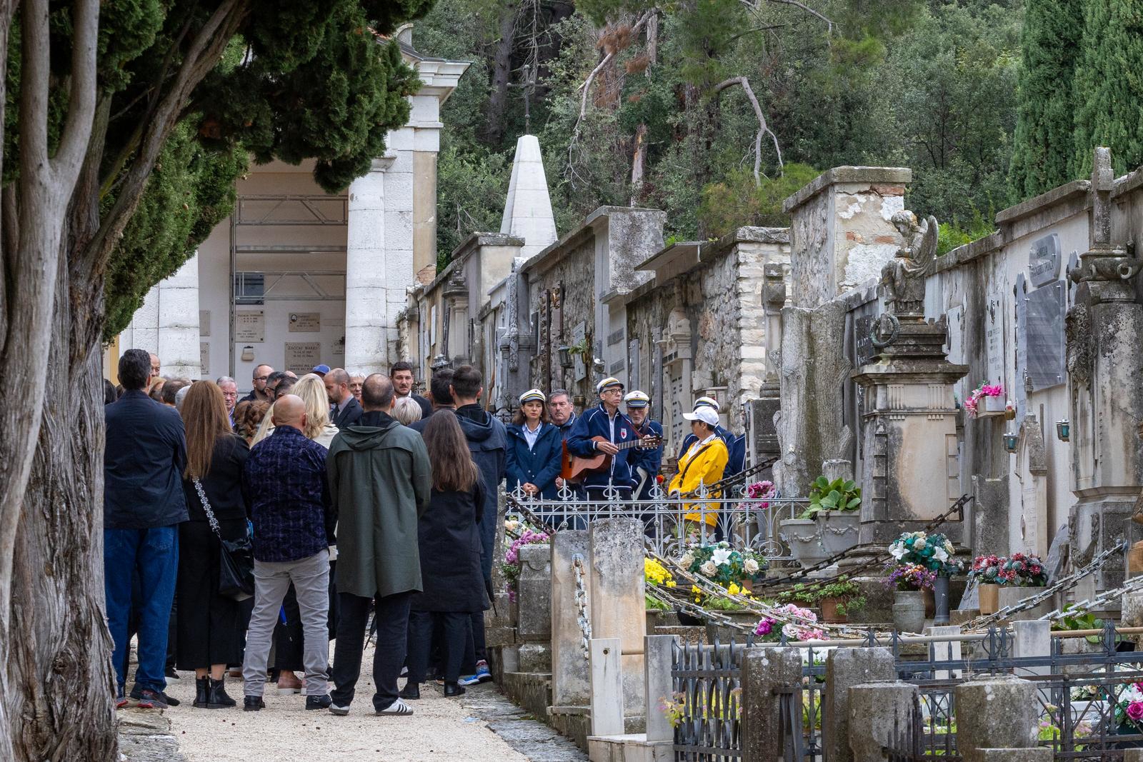 Stotine ljudi na posljednjem ispraćaju Mirka Cetinskog u Rovinju