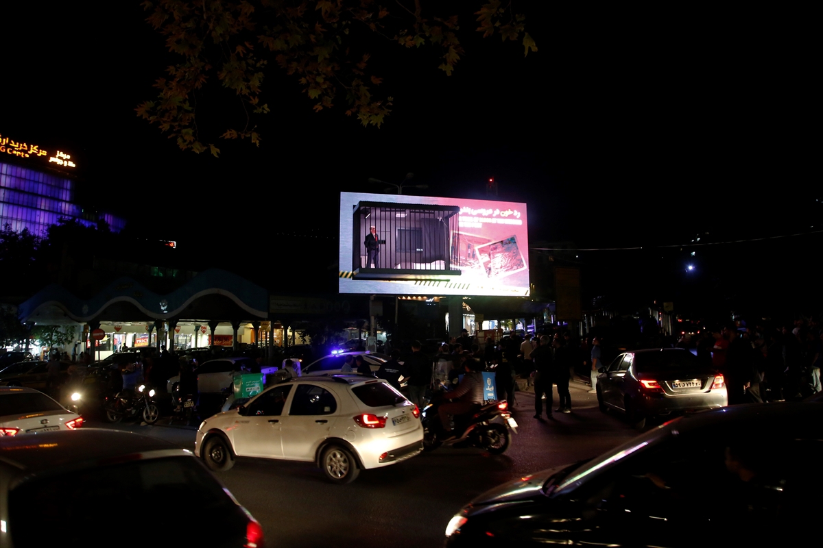 VIDEO Iranci stavili Trumpa iza rešetaka. Ljudi stajali nasred ceste i snimali