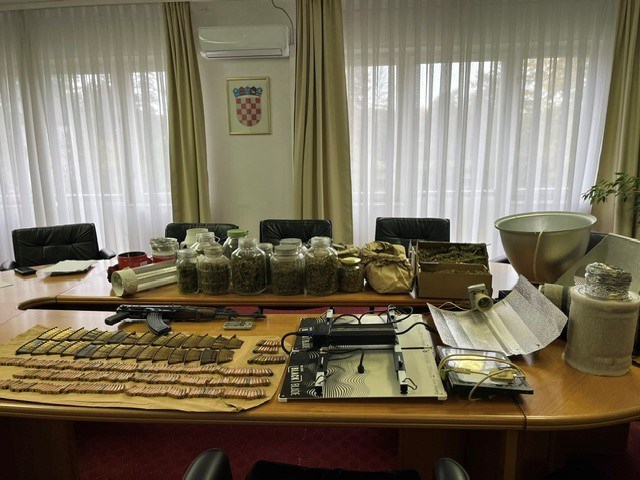 FOTO Muškarac (47) kod Kutine imao dvije prostorije za uzgoj marihuane