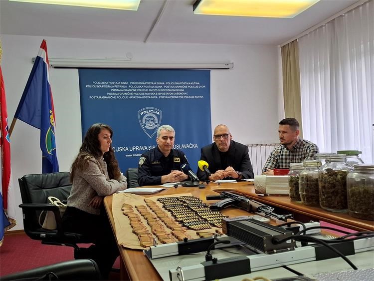 FOTO Muškarac (47) kod Kutine imao dvije prostorije za uzgoj marihuane