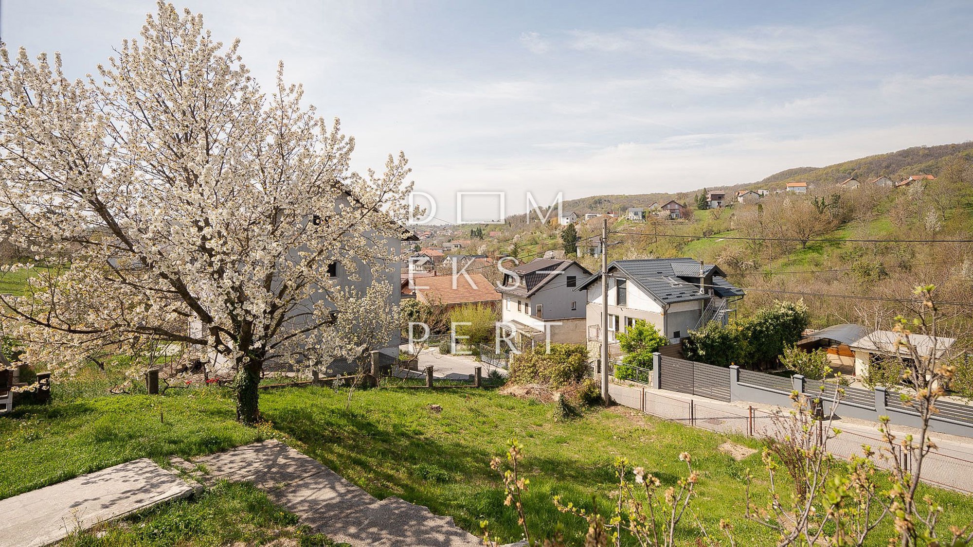 Za 230.000 eura prodaje se kuća pod Sljemenom. Pogledajte unutrašnjost