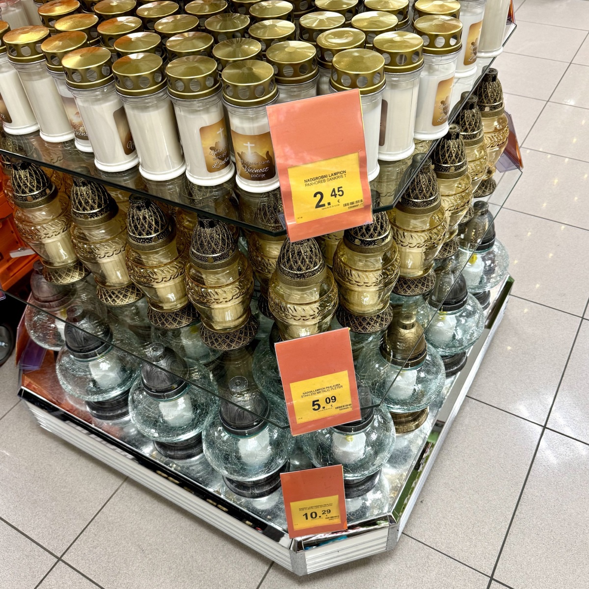 Koliko ove godine koštaju lampaši i cvijeće? Provjerili smo cijene