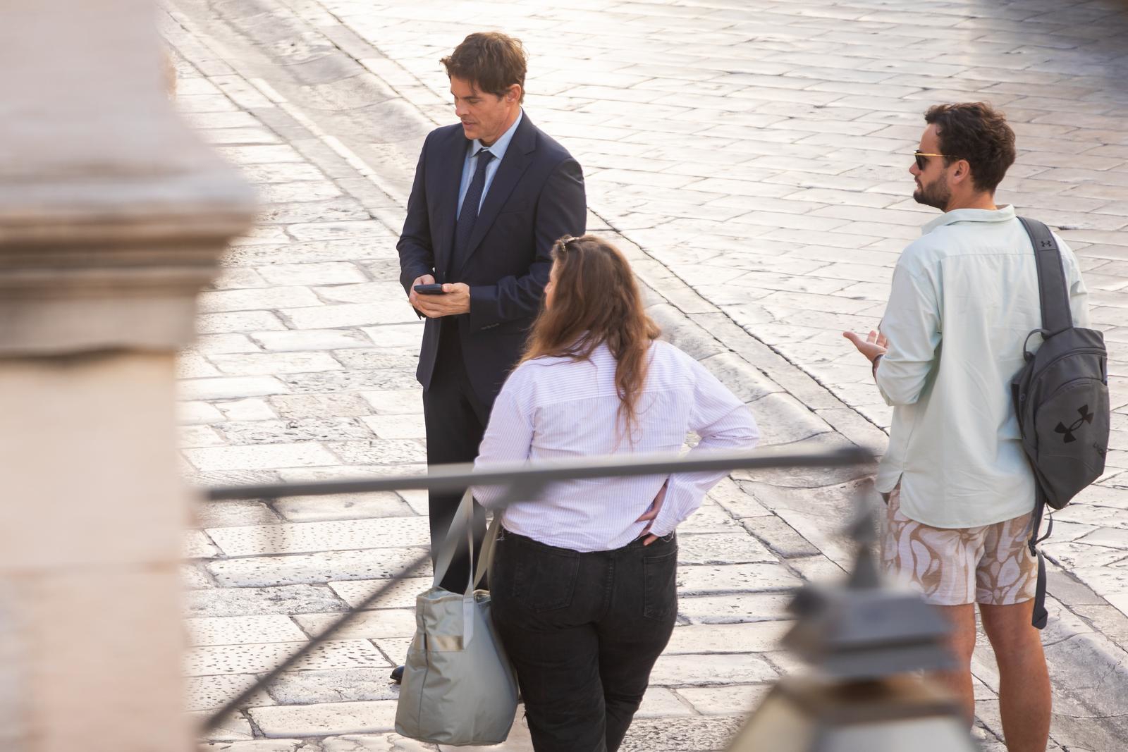 FOTO James Marsden snima u Dubrovniku, poznati glumac u odijelu prošetao Stradunom