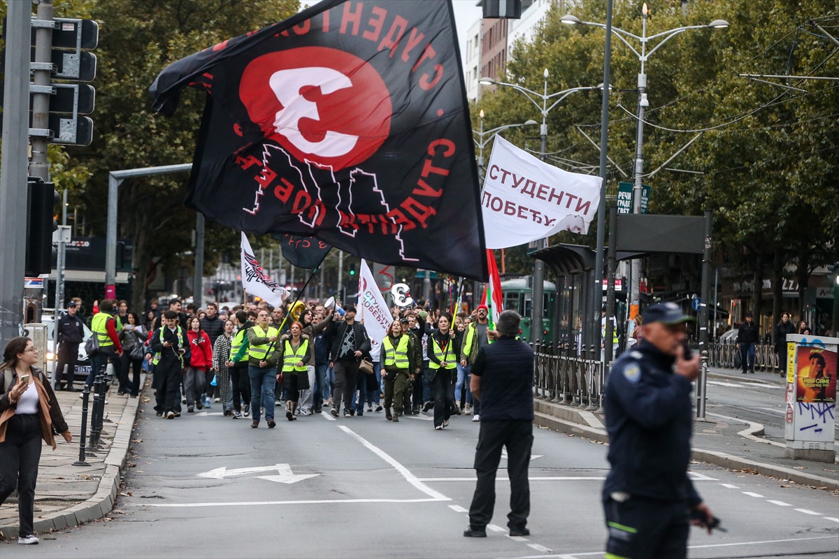 Srbija pred povijesnim izborima. Studenti okupili 150.000 ljudi u Beogradu