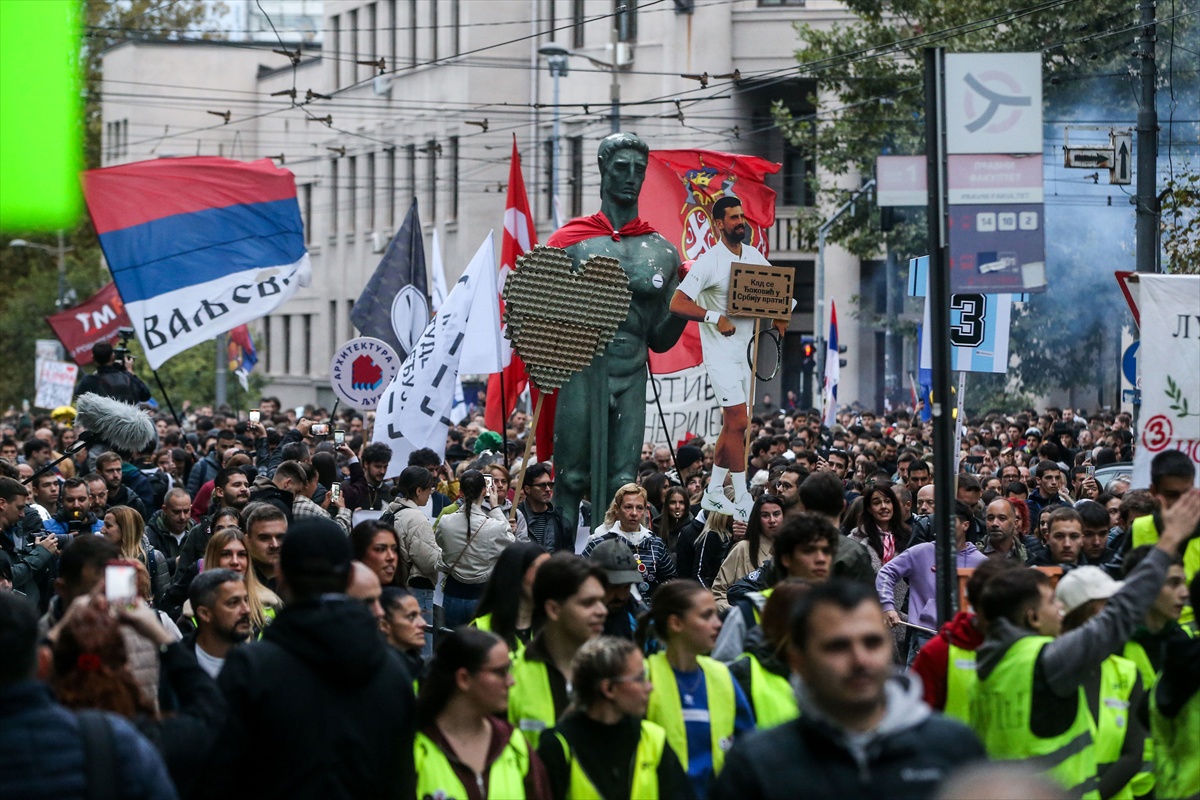 Srbija pred povijesnim izborima. Studenti okupili 150.000 ljudi u Beogradu