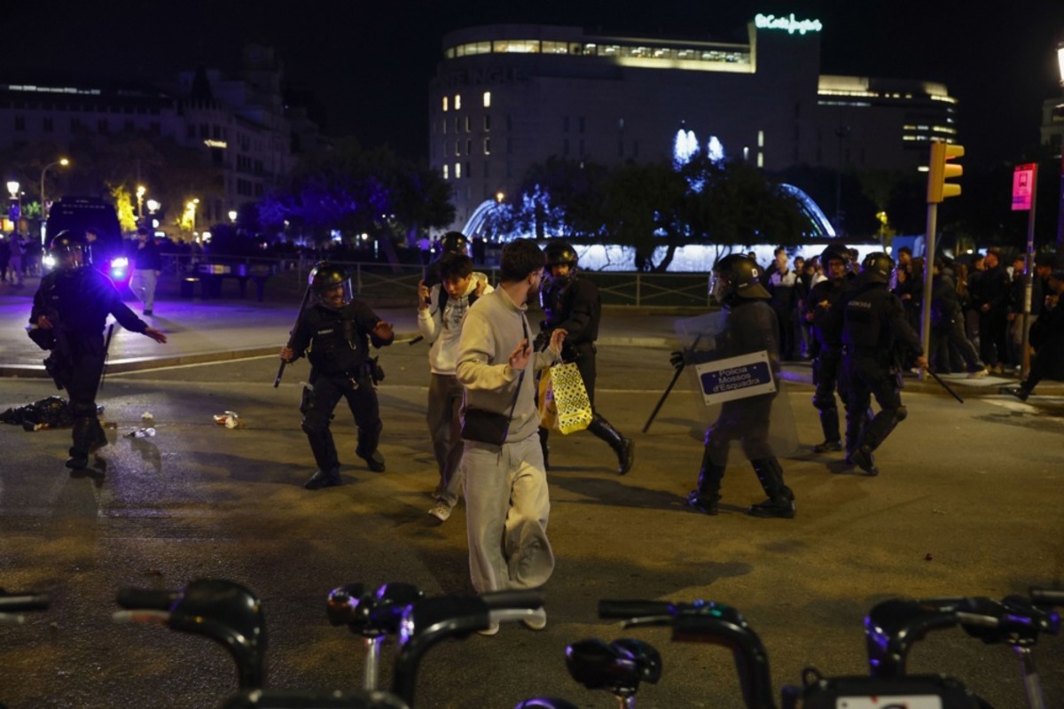 FOTO I VIDEO Neredi u Barceloni. Maskirani palili i pljačkali, oko 100 uhićenih