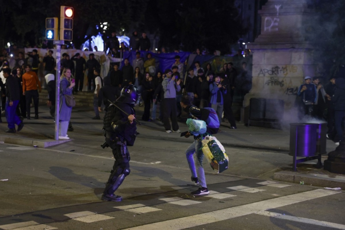 FOTO I VIDEO Neredi u Barceloni. Maskirani palili i pljačkali, oko 100 uhićenih