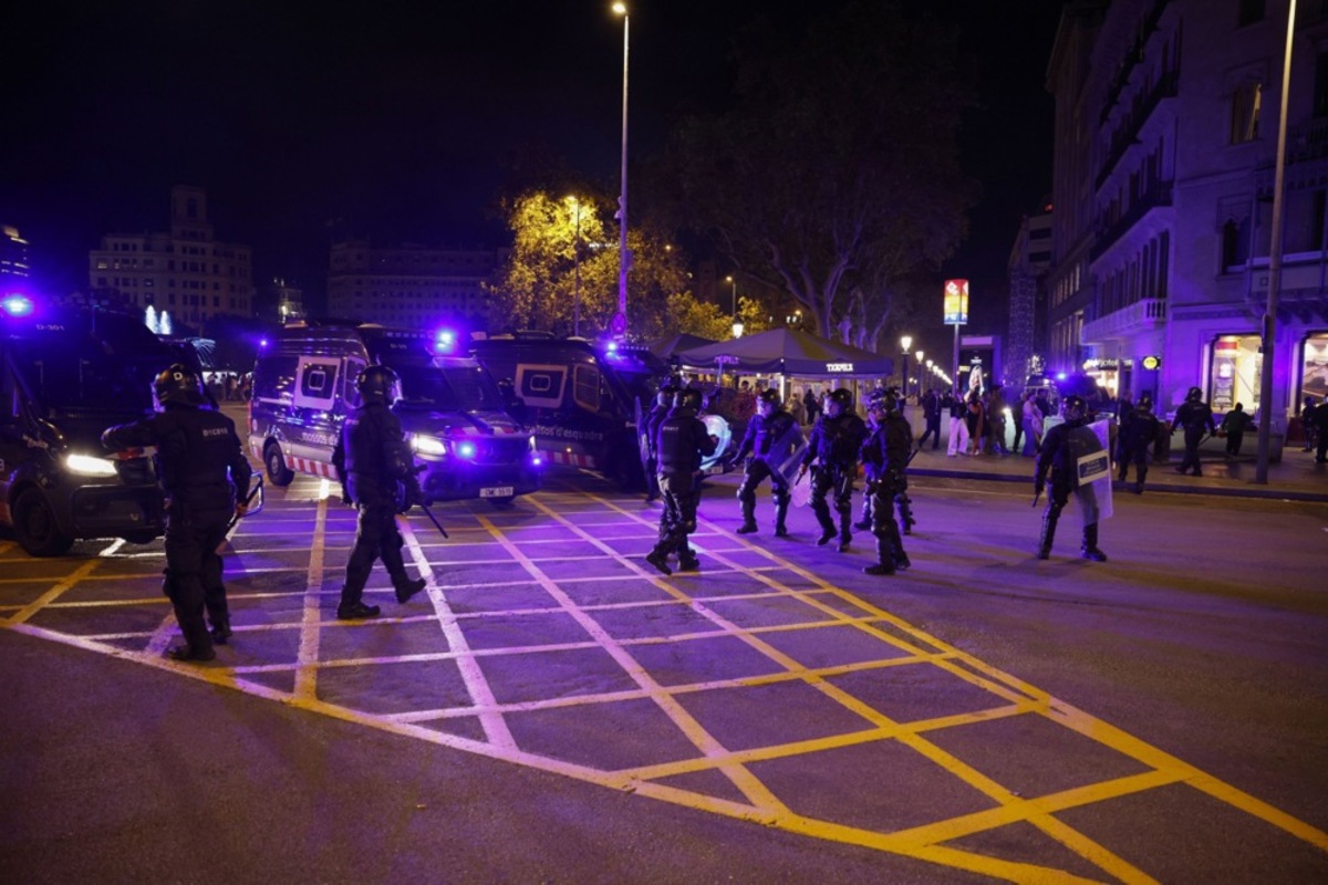 FOTO I VIDEO Neredi u Barceloni. Maskirani palili i pljačkali, oko 100 uhićenih