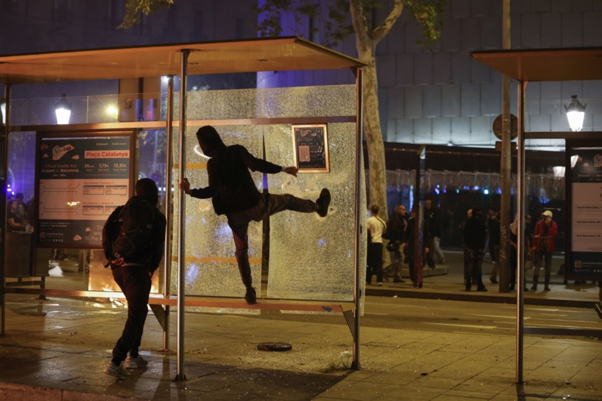 FOTO I VIDEO Neredi u Barceloni. Maskirani palili i pljačkali, oko 100 uhićenih