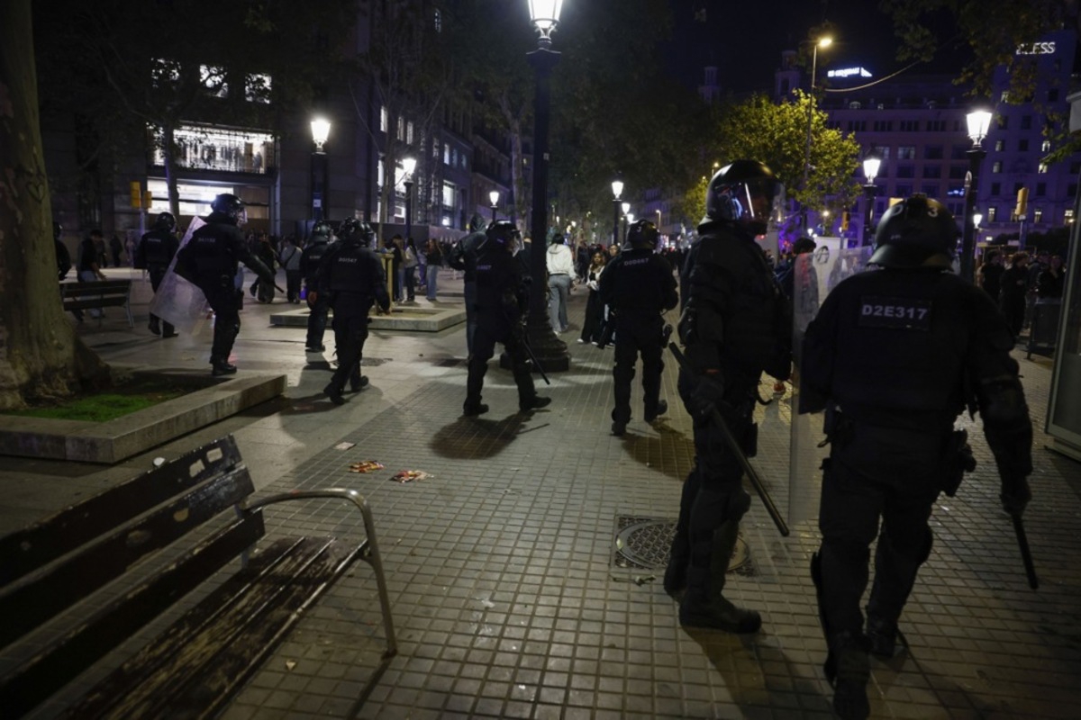 FOTO I VIDEO Neredi u Barceloni. Maskirani palili i pljačkali, oko 100 uhićenih