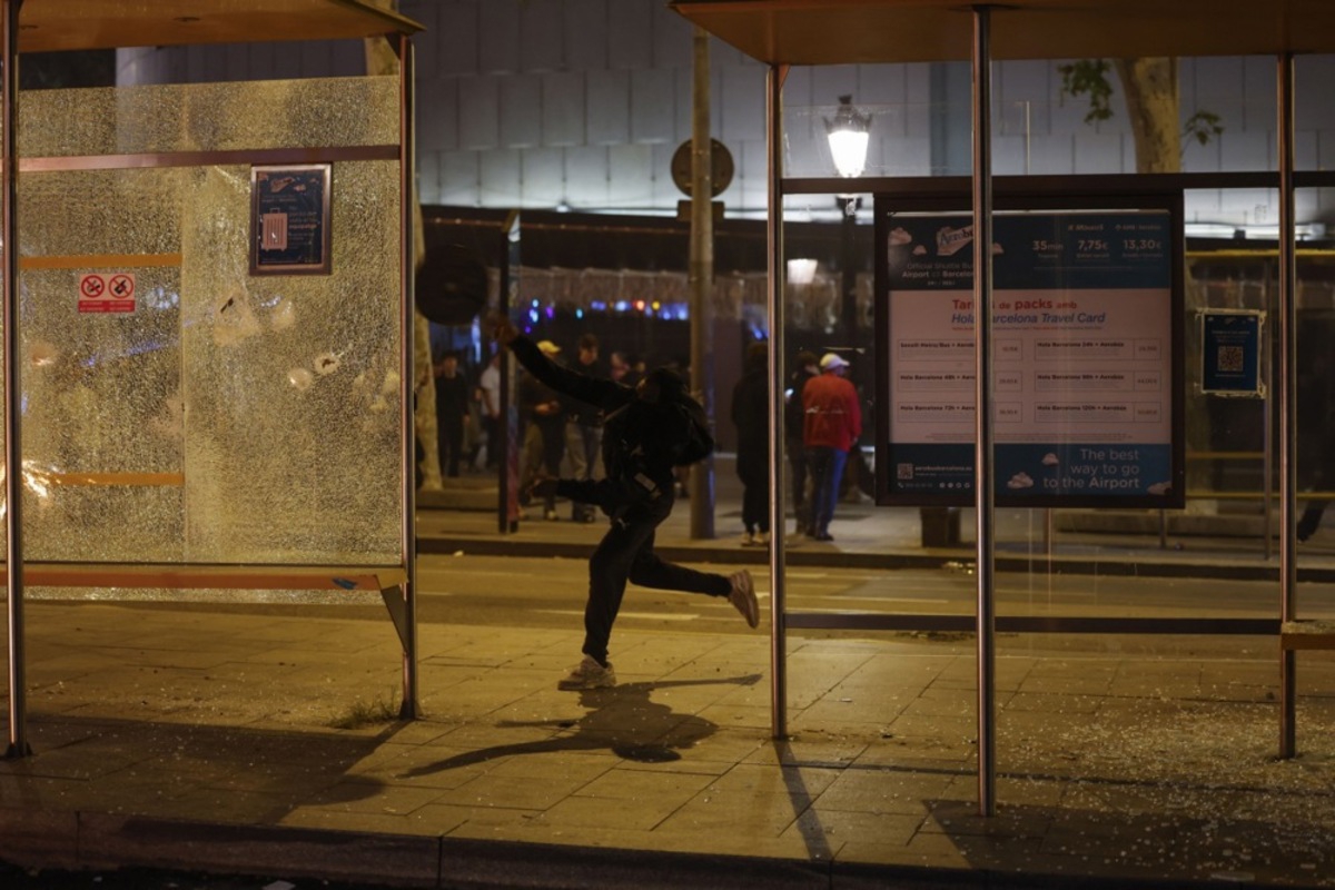 FOTO I VIDEO Neredi u Barceloni. Maskirani palili i pljačkali, oko 100 uhićenih