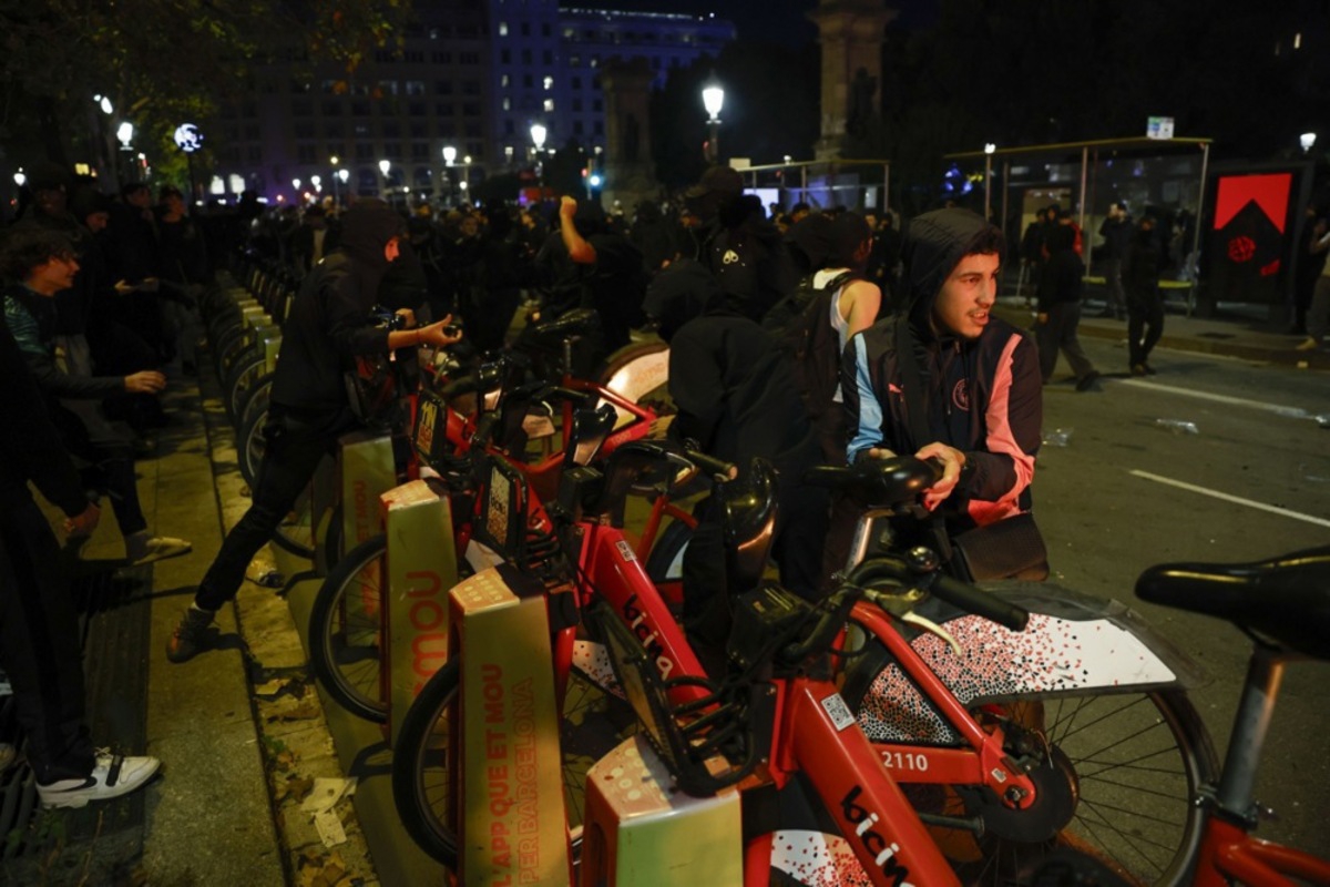 FOTO I VIDEO Neredi u Barceloni. Maskirani palili i pljačkali, oko 100 uhićenih