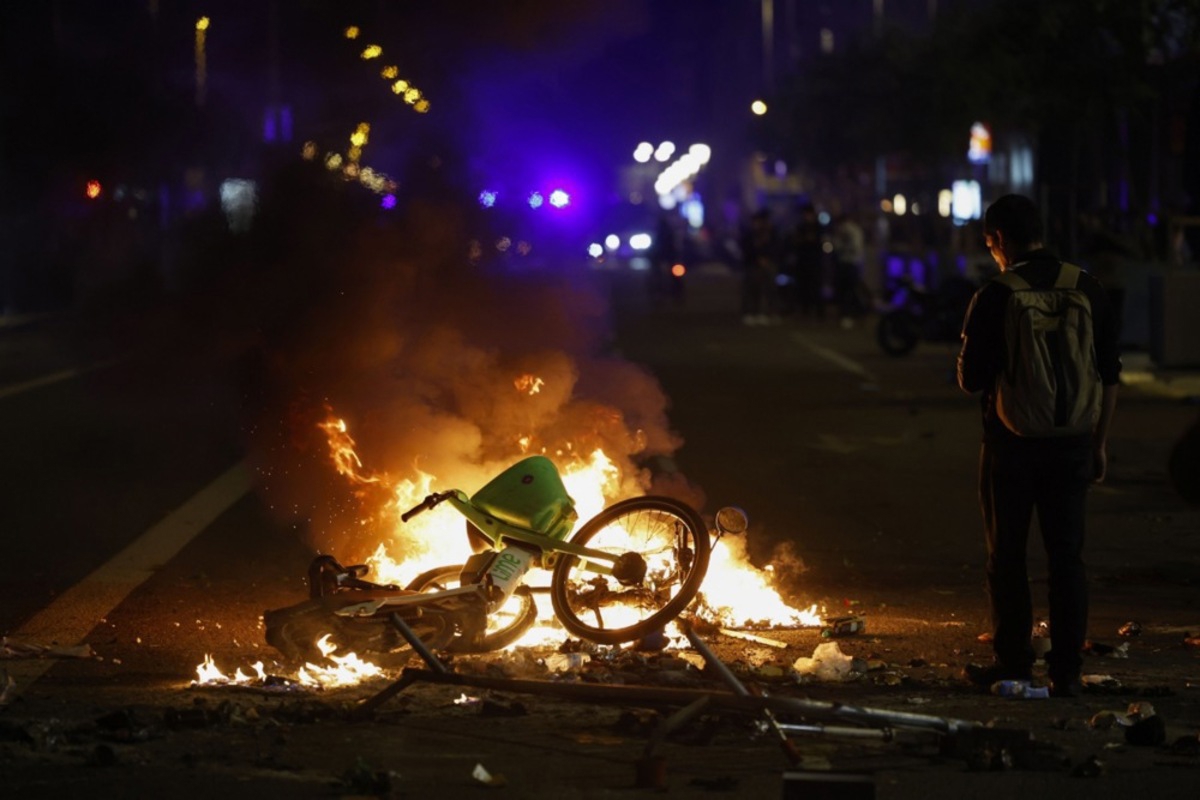 FOTO I VIDEO Neredi u Barceloni. Maskirani palili i pljačkali, oko 100 uhićenih