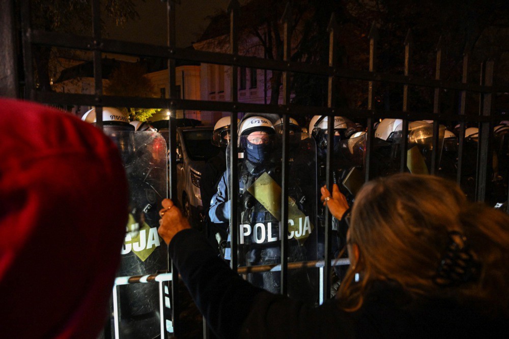 Velika kriza u Poljskoj. Predsjednik okrenuo avion, prosvjednici pred Ustavnim sudom