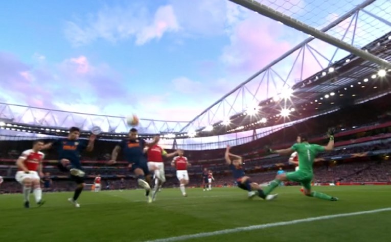 Promašaj sezone: Igrač Valencije s dva metra promašio prazan gol protiv Arsenala